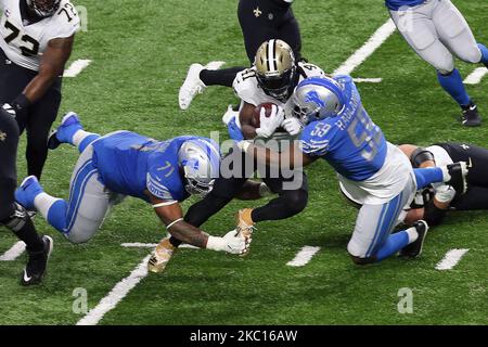 New Orleans Saints läuft zurück Alvin Kamara (41) wird am Sonntag, den 4. Oktober 2020, von Detroit Lions Nase Tackle Danny Shelton (71) und Detroit Lions Inside Linebacker Reggie Ragland (59) in der ersten Hälfte eines NFL-Fußballspiels gegen die Detroit Lions in Detroit, Michigan, USA, angegangen. (Foto von Amy Lemus/NurPhoto) Stockfoto
