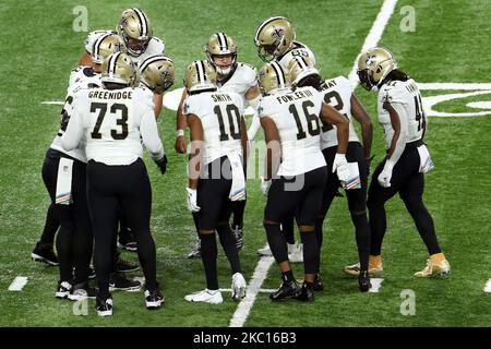 New Orleans Saints Line hört sich New Orleans Saints Quarterback Taysom Hill (7) während der ersten Hälfte eines NFL-Fußballspiels gegen die New Orleans Saints in Detroit, Michigan, USA, am Sonntag, den 4. Oktober 2020 an. (Foto von Amy Lemus/NurPhoto) Stockfoto