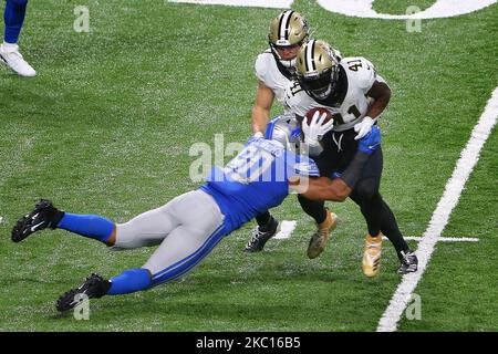 New Orleans Saints läuft zurück Alvin Kamara (41) wird von Detroit Lions Defensive End Trey Flowers (90) während der ersten Hälfte eines NFL-Fußballspiels gegen die Detroit Lions in Detroit, Michigan, USA, am Sonntag, den 4. Oktober 2020, angegangen. (Foto von Amy Lemus/NurPhoto) Stockfoto