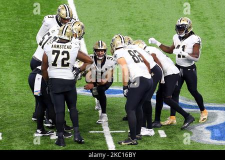 Der Quarterback von New Orleans Saints Drew Brees (9) spricht am Sonntag, den 4. Oktober 2020, mit Teamkollegen in der zweiten Hälfte eines NFL-Fußballspiels gegen die Detroit Lions in Detroit, Michigan, USA. (Foto von Amy Lemus/NurPhoto) Stockfoto