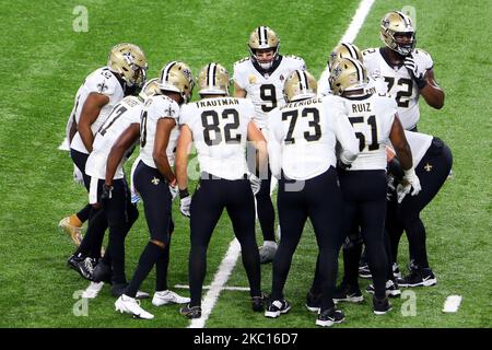 New Orleans Saints Quarterback Drew Brees (9) spricht mit seinen Teamkollegen in der zweiten Hälfte eines NFL-Fußballspiels gegen die Detroit Lions in Detroit, Michigan, USA, am Sonntag, 4. Oktober 2020. (Foto von Amy Lemus/NurPhoto) Stockfoto