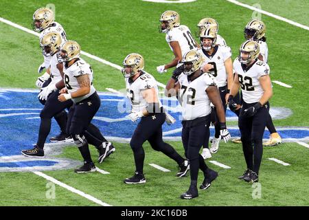 Die Spieler von New Orleans Saints brechen aus dem Gefalle, um sich in der ersten Hälfte eines NFL-Fußballspiels gegen die New Orleans Saints in Detroit, Michigan, USA, am Sonntag, dem 4. Oktober 2020, an der Reihe der Scrimmage zu stellen. (Foto von Amy Lemus/NurPhoto) Stockfoto