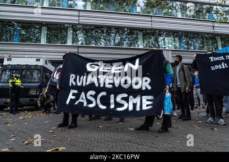 Mitglieder der antifaschistischen Partei nehmen am 4. Oktober 2020 an einer Demonstration in Den Haag, Niederlande, Teil. Selbst beschriebene antifaschistische Gruppen und andere Gegendemonstler reagierten auf eine von der Nederlandse Volksunie (NVU), einer neonazistischen Partei, organisierte Demonstration der „Weißen Leben“. (Foto von Oscar Brak/NurPhoto) Stockfoto