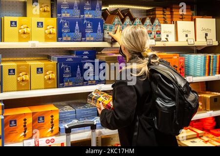 Die Abbildung zeigt Menschen, die belgische Schokolade im Duty-Free-Shop des Brüsseler Flughafens in Zaventem kaufen, Freitag, 04. November 2022. BELGA FOTO JAMES ARTHUR GEKIERE Stockfoto