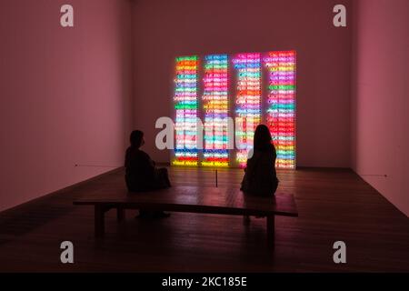 Mitarbeiter der Galerie betrachten „One Hundred Live and die“ 1984 eines amerikanischen Künstlers Bruce Nauman während einer Fotoausstellung, um für die erste neue Ausstellung in der Tate Modern zu werben, die seit der Wiedereröffnung der Galerie in diesem Sommer am 05. Oktober 2020 in London, England, stattfindet. Die Ausstellung wird als erste Bruce Naumans umfassende Arbeit in London seit mehr als 20 Jahren zeigen, die eine Reihe von Medien umfasst, darunter Skulpturen, Sound, Film, Video und Neonarbeiten. (Foto von Wiktor Szymanowicz/NurPhoto) Stockfoto