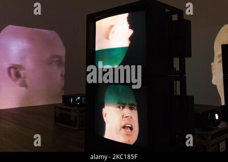 'Anthro/Socio (Rinde Spinning)' 1992 von einem amerikanischen Künstler Bruce Nauman wird während einer Fotoausstellung projiziert, um die erste neue Ausstellung in der Tate Modern seit der Wiedereröffnung der Galerie in diesem Sommer am 05. Oktober 2020 in London, England, zu bewerben. Die Ausstellung wird als erste Bruce Naumans umfassende Arbeit in London seit mehr als 20 Jahren zeigen, die eine Reihe von Medien umfasst, darunter Skulpturen, Sound, Film, Video und Neonarbeiten. (Foto von Wiktor Szymanowicz/NurPhoto) Stockfoto