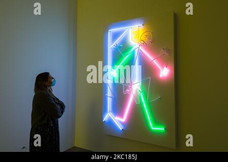 Ein Mitarbeiter der Galerie steht neben „Hänged man“ 1985 des amerikanischen Künstlers Bruce Nauman während einer Fotoausstellung, um die erste neue Ausstellung in der Tate Modern seit der Wiedereröffnung der Galerie in diesem Sommer am 05. Oktober 2020 in London, England, zu bewerben. Die Ausstellung wird als erste Bruce Naumans umfassende Arbeit in London seit mehr als 20 Jahren zeigen, die eine Reihe von Medien umfasst, darunter Skulpturen, Sound, Film, Video und Neonarbeiten. (Foto von Wiktor Szymanowicz/NurPhoto) Stockfoto