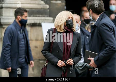 Die Ehefrau des französischen Präsidenten Brigitte Macron (C) verlässt das Amt, nachdem sie am 5. Oktober 2020 an den Beerdigungen der französischen Sängerin Juliette Greco in der Kirche Saint-Germain-des-Pres in Paris teilgenommen hatte. Die legendäre französische Sängerin Juliette Greco, deren Karriere über ein halbes Jahrhundert dauerte, ist am 23. September 2020 im Alter von 93 Jahren verstorben. (Foto von Michel Stoupak/NurPhoto) Stockfoto
