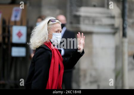 Die französische Schauspielerin Brigitet Fossey winkt, als sie am 5. Oktober 2020 zur Beerdigung der französischen Sängerin Juliette Greco in der Kirche Saint-Germain-des-Pres in Paris eintrifft. Die legendäre französische Sängerin Juliette Greco, deren Karriere über ein halbes Jahrhundert dauerte, ist am 23. September 2020 im Alter von 93 Jahren verstorben. (Foto von Michel Stoupak/NurPhoto) Stockfoto