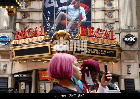 Ein Blick auf Regal Cinema am Times Square, New York City am 5. Oktober 2020. Regal Cinemas, der zweitgrößte Kinobetreiber in den Vereinigten Staaten, plant, alle 500 US-Kinos zu schließen, von denen rund 40.000 Mitarbeiter betroffen sind, da die Coronavirus-Pandemie die Filmindustrie verwüstet. (Foto von John Nacion/NurPhoto) Stockfoto