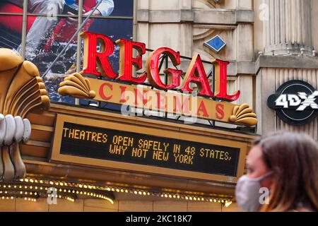 Ein Blick auf Regal Cinema am Times Square, New York City am 5. Oktober 2020. Regal Cinemas, der zweitgrößte Kinobetreiber in den Vereinigten Staaten, plant, alle 500 US-Kinos zu schließen, von denen rund 40.000 Mitarbeiter betroffen sind, da die Coronavirus-Pandemie die Filmindustrie verwüstet. (Foto von John Nacion/NurPhoto) Stockfoto