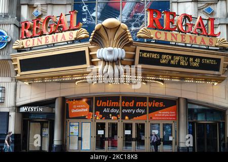 Ein Blick auf Regal Cinema am Times Square, New York City am 5. Oktober 2020. Regal Cinemas, der zweitgrößte Kinobetreiber in den Vereinigten Staaten, plant, alle 500 US-Kinos zu schließen, von denen rund 40.000 Mitarbeiter betroffen sind, da die Coronavirus-Pandemie die Filmindustrie verwüstet. (Foto von John Nacion/NurPhoto) Stockfoto