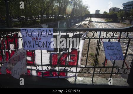 Ein Schild auf der Brücke mit der Aufschrift „GERECHTIGKEIT FÜR ANTHONY“, einem 16-jährigen Jungen, der von einem Bereitschaftspolizisten von Carabineros de Chile von der Brücke geworfen wurde. Mitten in der Demonstration und dem Protest für die Freiheit der politischen Gefangenen von der sozialen Revolte, gegen die Regierung von Sebastian Pinera, Ungleichheit und das neoliberale System, in Santiago de Chile, am 5. Oktober 2020. (Foto von Claudio Abarca Sandoval/NurPhoto) Stockfoto