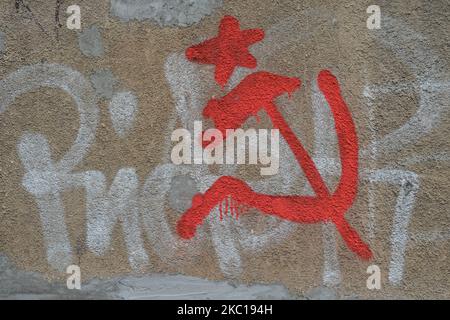 Red Star und Hammer und Sickl, zwei Symbole aus der kommunistischen Ära, ein Beispiel für ein Straßengraffiti im Stadtzentrum von Sofia. Am Montag, den 5. Oktober 2020, in Sofia, Bulgarien. (Foto von Artur Widak/NurPhoto) Stockfoto