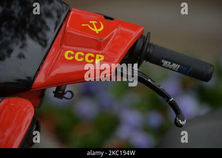 Roter Stern und Hammer und Sickl, zwei Symbole aus der kommunistischen Ära, auf einem Motorrad im Stadtzentrum von Sofia gesehen. Am Montag, den 5. Oktober 2020, in Sofia, Bulgarien. (Foto von Artur Widak/NurPhoto) Stockfoto