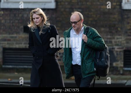 Ein britischer Regierungsberater Cleo Watson (L) und spezieller politischer Berater des britischen Premierministers Dominic Cummings (R) treffen am 06. Oktober 2020 in London, England, in der Downing Street ein. (Foto von Wiktor Szymanowicz/NurPhoto) Stockfoto