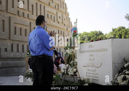 Ägyptischer Mann besucht am 06. Oktober 2020 das Grab des ermordeten Präsidenten Anwar Sadat im Gedenkstätte des unbekannten Soldaten in Kairo, Ägypten. (Foto von Mohamed Mostafa/NurPhoto) Stockfoto