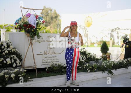 Ägyptischer Mann besucht am 06. Oktober 2020 das Grab des ermordeten Präsidenten Anwar Sadat im Gedenkstätte des unbekannten Soldaten in Kairo, Ägypten. (Foto von Mohamed Mostafa/NurPhoto) Stockfoto