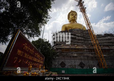 Am 6. Oktober 2020 wird in Bangkok, Thailand, eine riesige Buddha-Statue im Wat Paknam Bhasi Charoen Tempel westlich von Bangkok errichtet. Meditationsbuddha-Statue, Größe 40 Meter breit, 69 Meter hoch, aus Kupfer. Ist die gleiche Höhe wie ein 20-stöckiges Gebäude, alle Bauarbeiten begannen am 4. März 2017. (Foto von Vachira Vachira/NurPhoto) Stockfoto