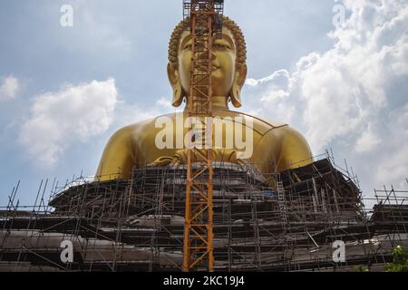 Am 6. Oktober 2020 wird in Bangkok, Thailand, eine riesige Buddha-Statue im Wat Paknam Bhasi Charoen Tempel westlich von Bangkok errichtet. Meditationsbuddha-Statue, Größe 40 Meter breit, 69 Meter hoch, aus Kupfer. Ist die gleiche Höhe wie ein 20-stöckiges Gebäude, alle Bauarbeiten begannen am 4. März 2017. (Foto von Vachira Vachira/NurPhoto) Stockfoto