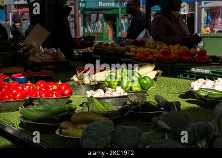 Einkaufsbummel am Lewisham Street Market, als die zweite Welle des Coronavirus am 6. Oktober 2020 London, England, heimgesucht hat. (Foto von Dominika Zarzycka/NurPhoto) Stockfoto