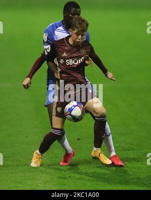 Yoan Zouma von Barrow im Einsatz mit Max Dean von Leeds United während des EFL Trophy-Spiels zwischen Barrow und Leeds United in der Holker Street, Barrow-in-Furness am 5.. Oktober 2020. (Foto von Mark Fletcher/MI News/NurPhoto) Stockfoto