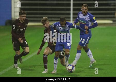 Connor Brown von Barrow kämpft während des EFL Trophy-Spiels zwischen Barrow und Leeds United am 5.. Oktober 2020 in der Holker Street, Barrow-in-Furness, gegen Stuart McKinstry von Leeds United um den Besitz. (Foto von Mark Fletcher/MI News/NurPhoto) Stockfoto