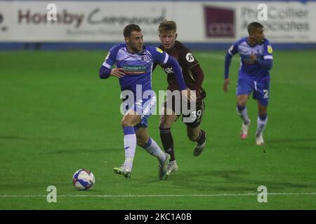 Jack Hindle von Barrow im Einsatz mit Stuart McKinstry von Leeds United während des EFL Trophy-Spiels zwischen Barrow und Leeds United in der Holker Street, Barrow-in-Furness am 5.. Oktober 2020. (Foto von Mark Fletcher/MI News/NurPhoto) Stockfoto