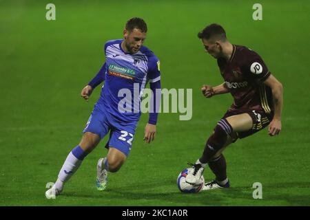 Jack Hindle von Barrow im Einsatz mit Olly Casey von Leeds United während des EFL Trophy-Spiels zwischen Barrow und Leeds United in der Holker Street, Barrow-in-Furness am 5.. Oktober 2020. (Foto von Mark Fletcher/MI News/NurPhoto) Stockfoto