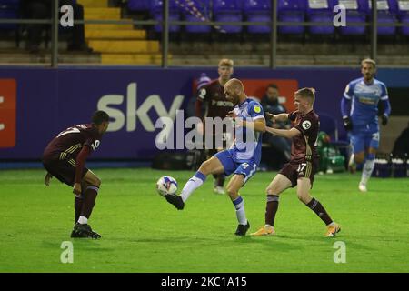 Jason Taylor von Barrow kämpft während des EFL Trophy-Spiels zwischen Barrow und Leeds United am 5.. Oktober 2020 in der Holker Street, Barrow-in-Furness, um den Besitz mit Jack Jenkins. (Foto von Mark Fletcher/MI News/NurPhoto) Stockfoto