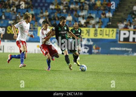 Spieler des Hamburger SV aus Deutschland und des FC Groningen aus den Niederlanden treten während der Qualifikationsrunde des Peace Cup Suwon am 20. Juli 2012 in Suwon, Südkorea, gegeneinander an. Der Hamburger SV gewann das Spiel mit 2:1. (Foto von Seung-il Ryu/NurPhoto) Stockfoto