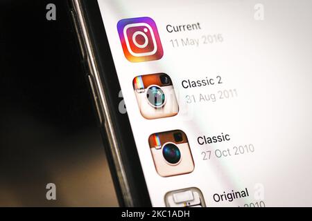 Verschiedene Versionen des Instagram-App-Symbols sind in der Instagram-App auf einem iPhone zu sehen. Diese Abbildung wurde am 7. Oktober 2020 in Warschau, Polen, aufgenommen. Instagram bietet Nutzern klassische Versionen der Anwendung Icon Design zu feiern, es ist 10. Jahr. (Fotoillustration von Jaap Arriens/NurPhoto) Stockfoto