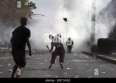 Demonstranten stoßen bei einem Protest vor einem Gericht, wo am 7. Oktober 2020 in Athen, Griechenland, der Prozess gegen Führer und Mitglieder der rechtsextremen Partei der Goldenen Morgenröte stattfindet, auf die Bereitschaftspolizei. Ein griechisches Gericht entschied am Mittwoch, dass die rechtsextreme Partei „Goldene Morgenröte“ als kriminelle Organisation operierte, nachdem Dutzende von Angeklagten, darunter ehemalige Gesetzgeber einer inzwischen drittgrößten Partei Griechenlands, fünf Jahre lang vor einem politisch angeklagten Prozess angeklagt worden waren. (Foto von Panayotis Tzamaros/NurPhoto) Stockfoto