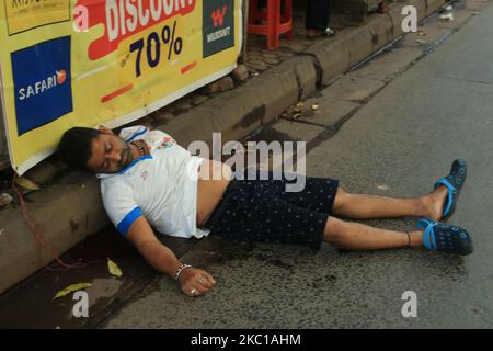 (HINWEIS DER REDAKTION: Das Bild enthält grafische Inhalte.) Ein Straßenunfall von Männern am 7,2020. Oktober in Kalkutta schwer verletzt (Foto: Debajyoti Chakraborty/NurPhoto) Stockfoto