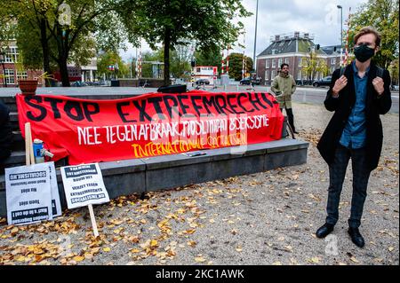 Protest gegen die rechtsextreme politische Partei Golden Dawn in Amsterdam, Niederlande, am 7.. Oktober 2020. 2013 wurde der antifaschistische Rapper Pavlos Fyssas von Mitgliedern der neonazistischen Gruppe Goldene Morgenröte in Griechenland ermordet, die Teil des größten internationalen Aufstands der extremen Rechten in Europa ist. Der Prozess wegen dieses Mordes und anderer Angriffe, wie z. B. gegen Wanderarbeiter und Gewerkschafter, hat sich seit vielen Jahren verzögert, Aber ist endlich zu Ende. Heute, wenn der Prozess stattfindet, findet auch ein Protest gegen die Goldene Morgenröte und den Faschismus statt, an der Gedenkstätte ''die Dokwerker'', die Stockfoto