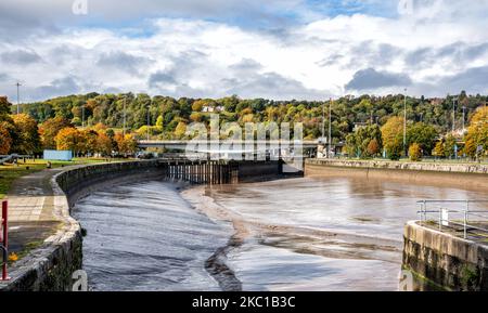 Blick auf die Plimsoll Swing Bridge mit Niedrigwasser im Cumberland Basin in Bristol Docks, Bristol, Großbritannien Stockfoto