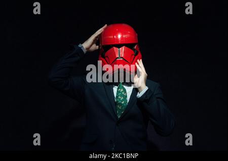 Ein Mitarbeiter posiert mit Sith-Trooper-Helm, der in Star Wars: The Rise of Skywalker (2019) verwendet wird, Schätzung: £20.000-30.000 während des Fotoaufrufs für den Verkauf von Bonhams Entertainment-Erinnerungsstücken am 08. Oktober 2020 in London, England. (Foto von Wiktor Szymanowicz/NurPhoto) Stockfoto