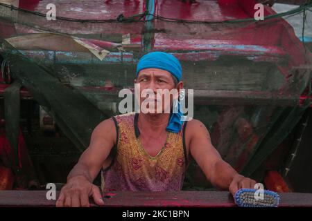 Eine Gruppe von Männern in Binangonan, Rizal, erntete heute, am 8. Oktober 2020, in Laguna Bay eine kleine Süßwasser-Muschel, die in Pampanga geliefert werden soll. Süßwasser-Schnecken werden häufig als Futter für Enten verwendet. Die Erntemaschinen sagten, dass der Preis für einen Sack Süßwasser-Muscheln nur 18 Pesos beträgt. (Foto von Ryan Eduard Benaid/NurPhoto) Stockfoto