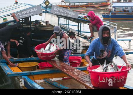 Eine Gruppe von Fischporteuren in Binangonan, Rizal, entladen das Becken voller Fische im Fischhafen heute Nachmittag des 8. Oktober 2020 von Fischteichen in Laguna De Bay, Indonesien. (Foto von Ryan Eduard Benaid/NurPhoto) Stockfoto