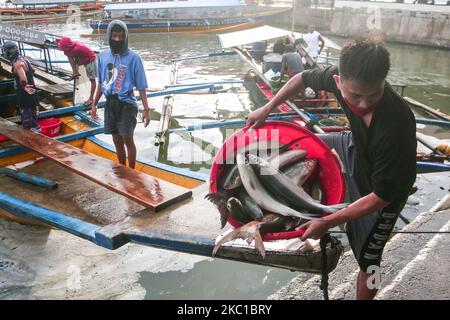 Eine Gruppe von Fischporteuren in Binangonan, Rizal, entladen das Becken voller Fische im Fischhafen heute Nachmittag des 8. Oktober 2020 von Fischteichen in Laguna De Bay, Indonesien. (Foto von Ryan Eduard Benaid/NurPhoto) Stockfoto