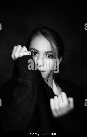 (ANMERKUNG DES HERAUSGEBERS: Bild wurde in Schwarz und Weiß konvertiert) Studio-Session der italienischen Schauspielerin Ludovica Martino, Protagonistin der neuen Serie Netflix 'Skam' in Rom, Italien, am 08. Oktober 2020 (Foto von Luca Carlino/NurPhoto) Stockfoto