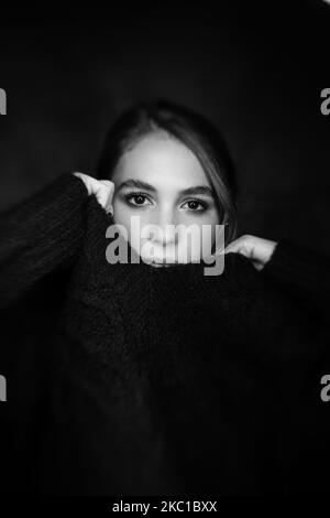 (ANMERKUNG DES HERAUSGEBERS: Bild wurde in Schwarz und Weiß konvertiert) Studio-Session der italienischen Schauspielerin Ludovica Martino, Protagonistin der neuen Serie Netflix 'Skam' in Rom, Italien, am 08. Oktober 2020 (Foto von Luca Carlino/NurPhoto) Stockfoto