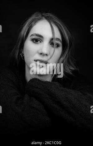 (ANMERKUNG DES HERAUSGEBERS: Bild wurde in Schwarz und Weiß konvertiert) Studio-Session der italienischen Schauspielerin Ludovica Martino, Protagonistin der neuen Serie Netflix 'Skam' in Rom, Italien, am 08. Oktober 2020 (Foto von Luca Carlino/NurPhoto) Stockfoto