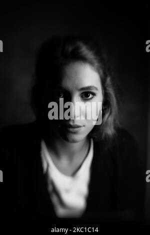 (ANMERKUNG DES HERAUSGEBERS: Bild wurde in Schwarz und Weiß konvertiert) Studio-Session der italienischen Schauspielerin Ludovica Martino, Protagonistin der neuen Serie Netflix 'Skam' in Rom, Italien, am 08. Oktober 2020 (Foto von Luca Carlino/NurPhoto) Stockfoto