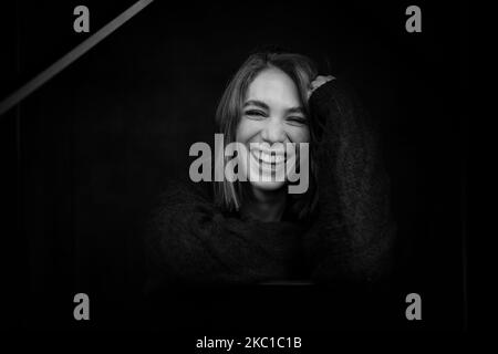 (ANMERKUNG DES HERAUSGEBERS: Bild wurde in Schwarz und Weiß konvertiert) Studio-Session der italienischen Schauspielerin Ludovica Martino, Protagonistin der neuen Serie Netflix 'Skam' in Rom, Italien, am 08. Oktober 2020 (Foto von Luca Carlino/NurPhoto) Stockfoto