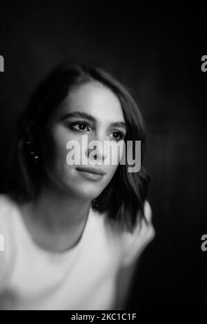 (ANMERKUNG DES HERAUSGEBERS: Bild wurde in Schwarz und Weiß konvertiert) Studio-Session der italienischen Schauspielerin Ludovica Martino, Protagonistin der neuen Serie Netflix 'Skam' in Rom, Italien, am 08. Oktober 2020 (Foto von Luca Carlino/NurPhoto) Stockfoto