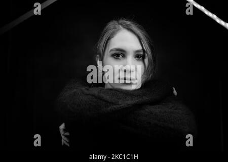 (ANMERKUNG DES HERAUSGEBERS: Bild wurde in Schwarz und Weiß konvertiert) Studio-Session der italienischen Schauspielerin Ludovica Martino, Protagonistin der neuen Serie Netflix 'Skam' in Rom, Italien, am 08. Oktober 2020 (Foto von Luca Carlino/NurPhoto) Stockfoto