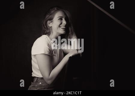 (ANMERKUNG DES HERAUSGEBERS: Bild wurde in Schwarz und Weiß konvertiert) Studio-Session der italienischen Schauspielerin Ludovica Martino, Protagonistin der neuen Serie Netflix 'Skam' in Rom, Italien, am 08. Oktober 2020 (Foto von Luca Carlino/NurPhoto) Stockfoto