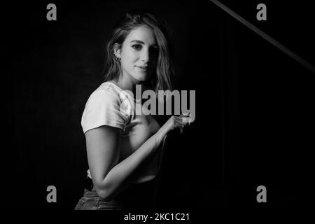 (ANMERKUNG DES HERAUSGEBERS: Bild wurde in Schwarz und Weiß konvertiert) Studio-Session der italienischen Schauspielerin Ludovica Martino, Protagonistin der neuen Serie Netflix 'Skam' in Rom, Italien, am 08. Oktober 2020 (Foto von Luca Carlino/NurPhoto) Stockfoto