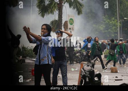 Während einer Demonstration gegen das Omnibus-Gesetz am Donnerstag, den 8. Oktober 2020, werden Studenten in Palembang bei Zusammenprallen mit der indonesischen Polizei beobachtet. (Foto von Sigit Prasetya/NurPhoto) Stockfoto